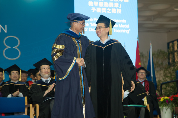 Prof. Song Shenghui received the Michael G Gale Medal for Distinguished Teaching from President Wei Shyy at the University’s Congregation on November 15, 2018.  