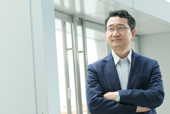 Prof. Yang Jinglei’s research interfaces cross-disciplinary areas ranging from chemistry, materials engineering, manufacturing to mechanics.