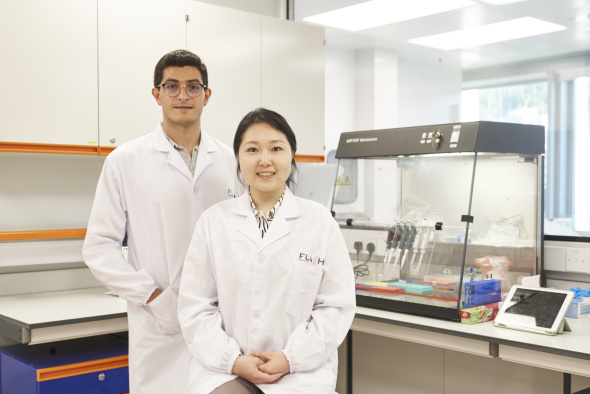 盧曉博士（右）及 Alan Rodriguez博士的實驗室設於香港科學園。兩人同為科大生物工程學博士畢業生。