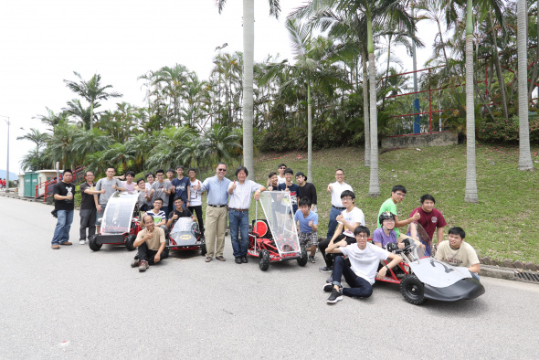 Prof David Lam and Prof Chung-nin Ko (in the middle left and right respectively), the four groups of students (from right to left: Group 2, Group 4, Group 1 and Group 3) and teaching and technical staff of the electric vehicle course