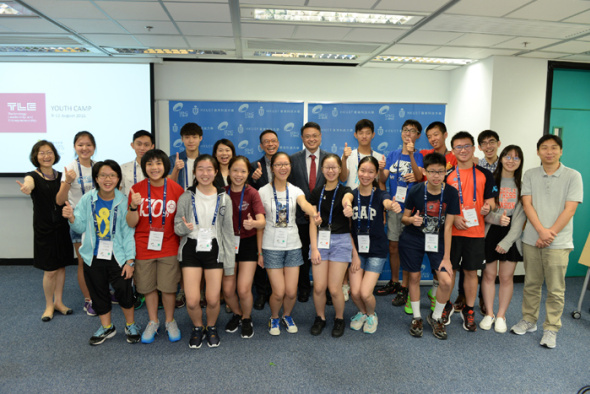 All the participants of the camp together with HKUST engineering faculty members and staff   
