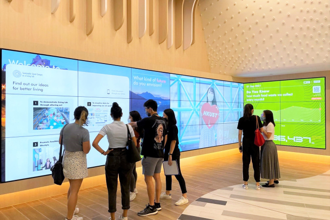 The interactive screen in the SSC Hub established by HKUST allows University members to know more about the real-time data and outcome generated by different SSC projects and other University sustainability initiatives. 