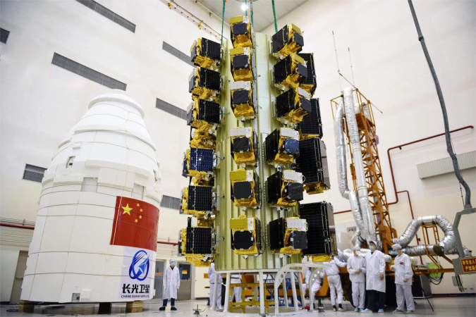 長光衛星是中國第一家商業遙感衛星公司，已透過21次成功發射，實現108顆衛星在軌運行，建成目前全球最大的亞米級商業遙感衛星星座。圖為長光衛星研究人員為衛星發射進行組裝。（長光衛星公司提供）