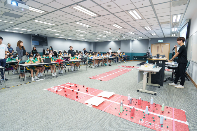 香港科技大學學生擔任活動主持，向參加者介紹隊際賽賽規。