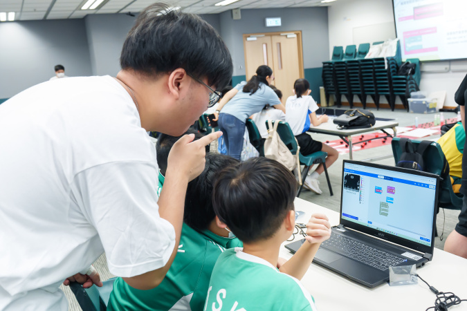香港科技大学学生担任导师，指导参加者编写micro:bit程式。