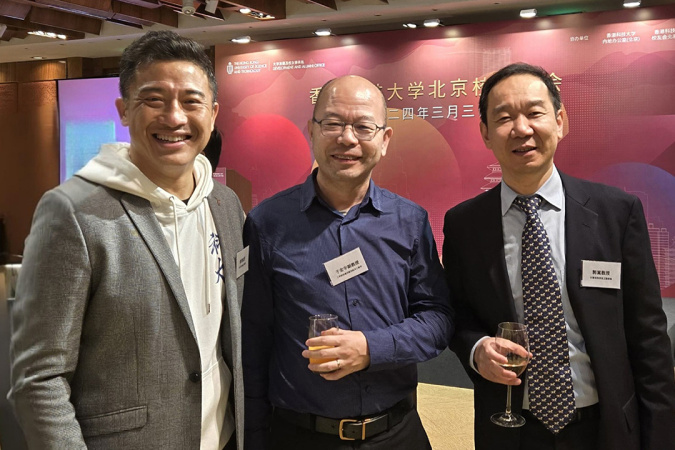 (From left) SENG faculty members Prof. Patrick Yue, Prof. Yu Hongyu and Prof. Guo Song