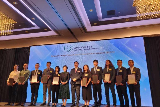 孙飞教授（右二）及其他「研究学者」得奖人于研资局2023/24颁奖典礼上获表扬。