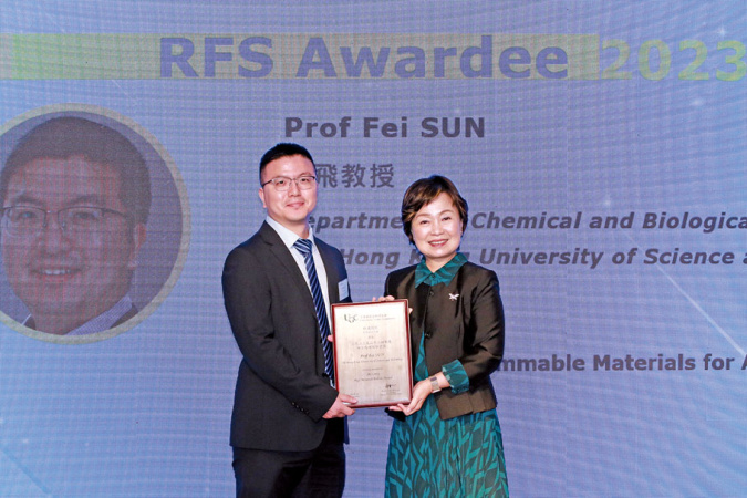 孫飛教授在研究資助局2023/24頒獎典禮上獲教育局局長蔡若蓮博士頒發「研究學者」獎項。