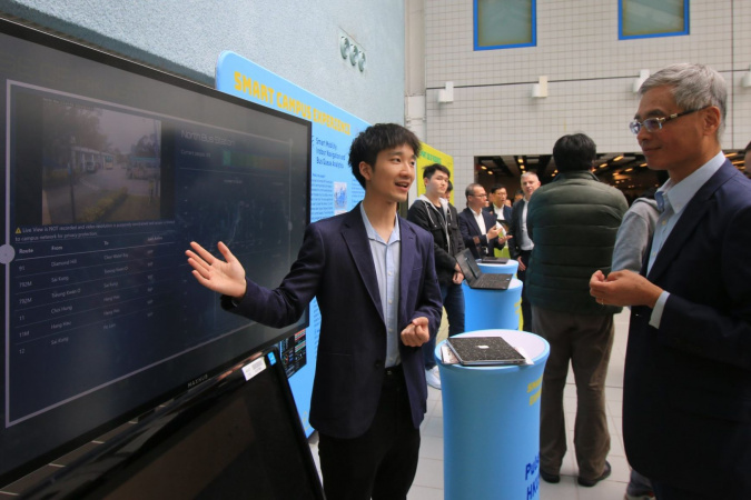 Prof. Wei Shyy, President of HKUST (right) learns about the SSC projects.