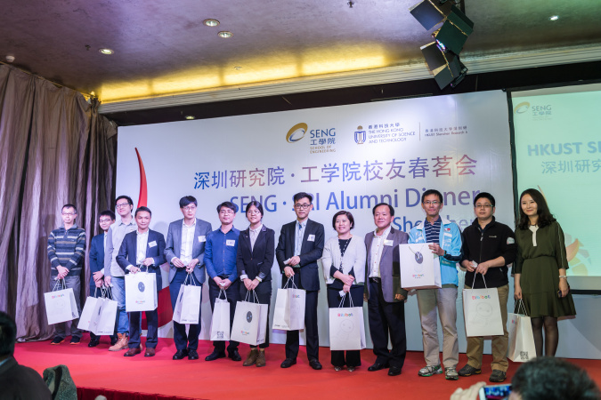 (4th from right) Prof Ricky Lee draws the winners of the "Bibibot" sponsored by alumnus Mr Cai Yufeng, 2004 EMBA