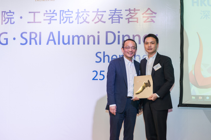 (Left) Prof Tim Cheng draws the lucky winner of a special prize sponsored by Prof Wei Shyy, Executive Vice-President & Provost