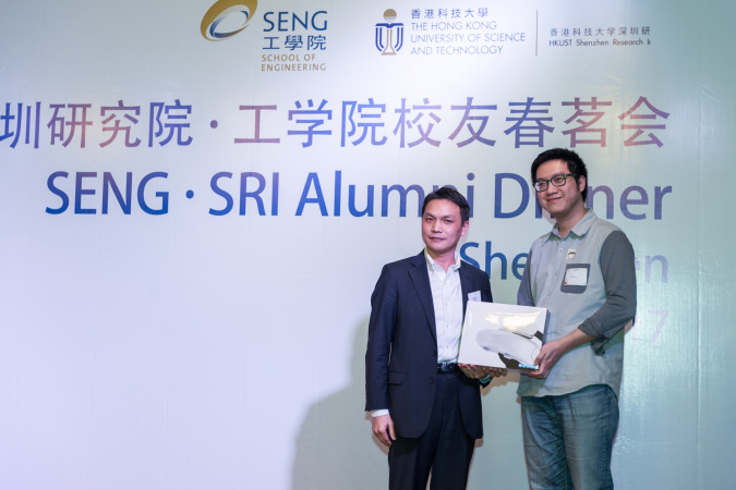 (Left) SENG alumnus Dr Peng Huajun, 2005 PhD in Electronic and Electrical Engineering, sponsors a lucky draw prize of "Goovis VR Glasses" and takes a photo with the winner
